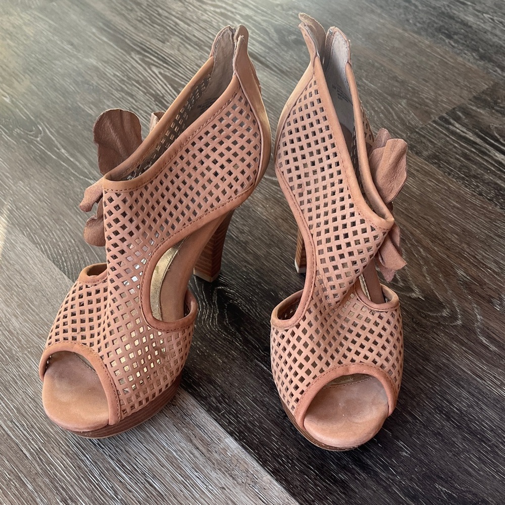 Sofft Elegant Peep-Toe Heels in Tan